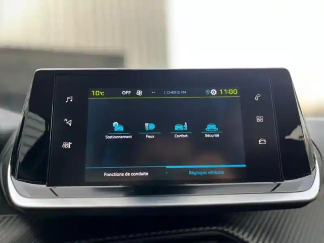 Peugeot 2008 e- 136ch style — photo 13