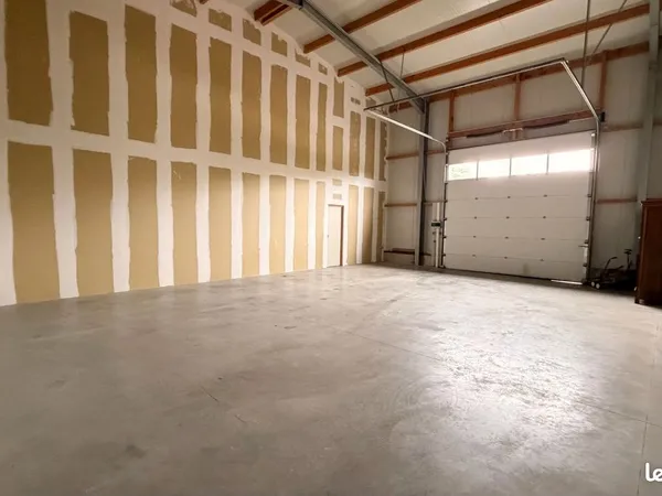Parking/box 100 m² PLOUIGNEAU