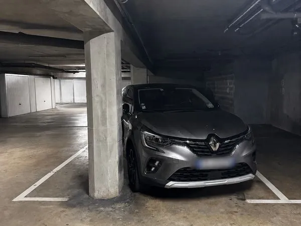 Place de stationnement à louer dans un parking privé sécurisé, idéalement située en plein centre d'A