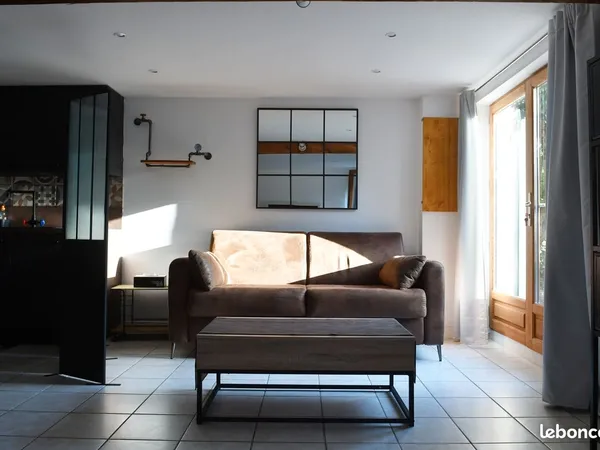 Appart meublé 1 chambre terrasse parking 2 km centre ville