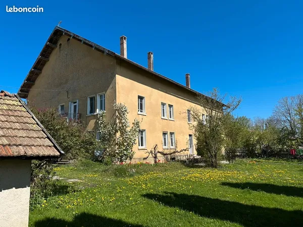 🏡 Ferme comtoise d'exception - 255 m² habitables • 850 m² de dépendances • Terrain de 2 700 m² • Vue