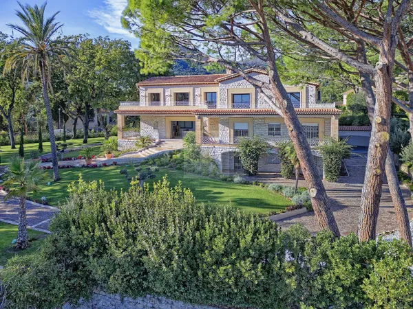 Maison 12 pièces 806 m²