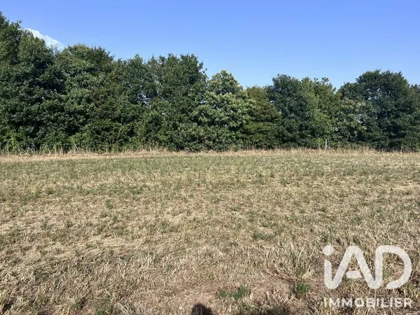 Terrain constructible 835 m²