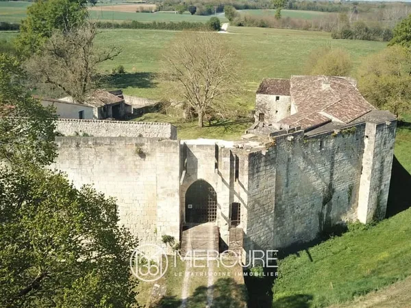 CHATEAU MEDIEVAL DU XIV ENTRE SAINTONGE ROMANE ET OCEAN