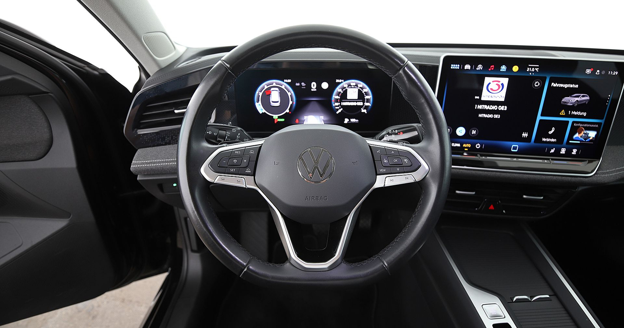 Volkswagen Passat — photo 27