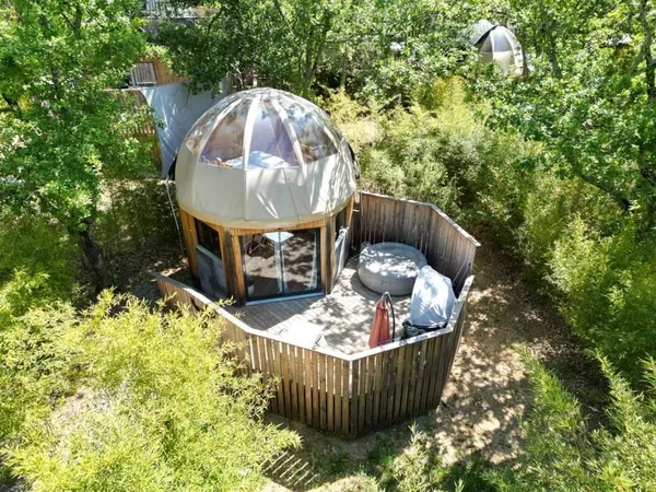 Investissement locatif atypique, 3 bulles avec terrasses et jacuzzi