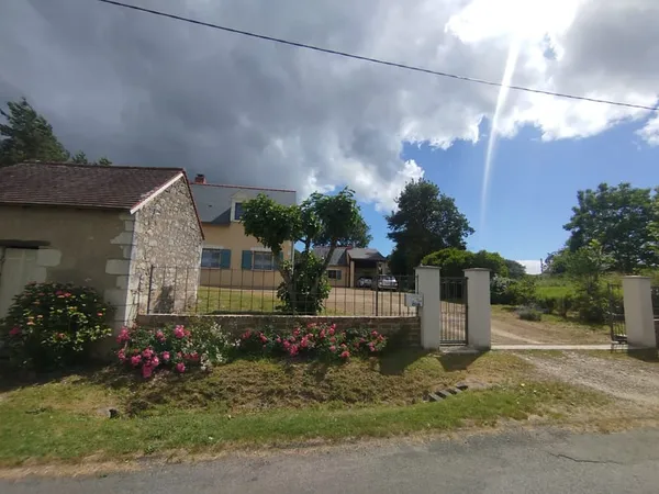 En exclusivité Maison avec jardin arboré et dépendances