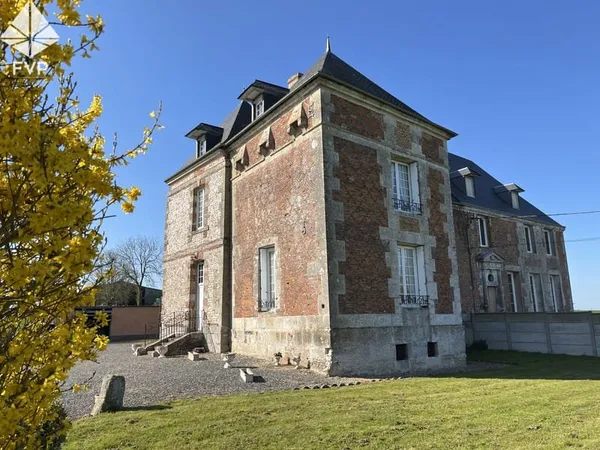 À Vendre aile d'un château chargé d'histoire actuellement ex