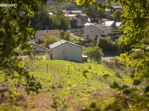 Terrain de 704 m² avec vue dégagée, proche forêt et village