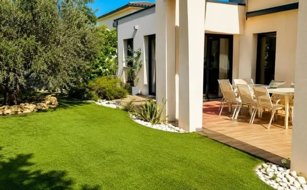 Entre , découvrez cette villa de 130 m² offrant 3 chambres, une piscine et une autonomie énergétique