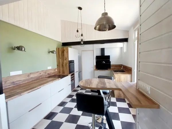 Maison charentaise nichée dans un écrin de verdure de 4.000 m2, nombreuses dépendances, calme et art