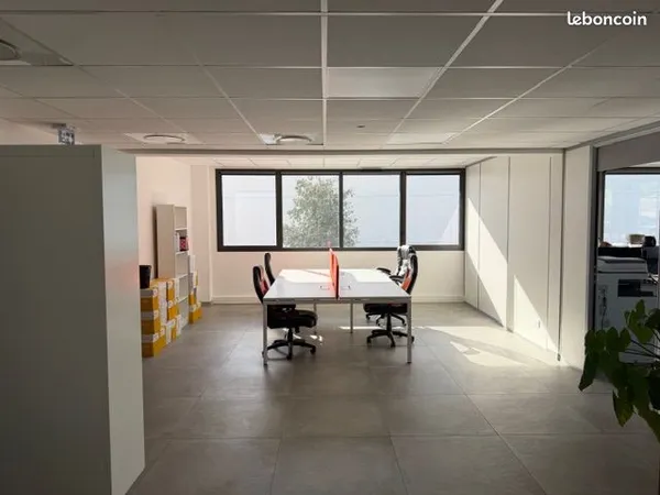 Bureau et espace de travail Location Fréjus  90m² 1400€