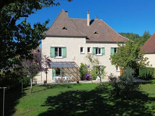 Maison en pierre rénovée avec jardin, appartement indépendant et garage - Commerces à pied