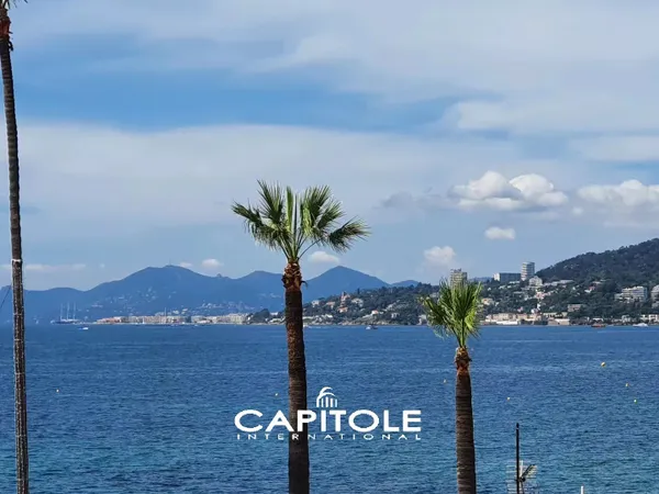 Dans une résidence prestigieuse d'Antibes, superbe appartement de 148 m², vue mer imprenable, grande