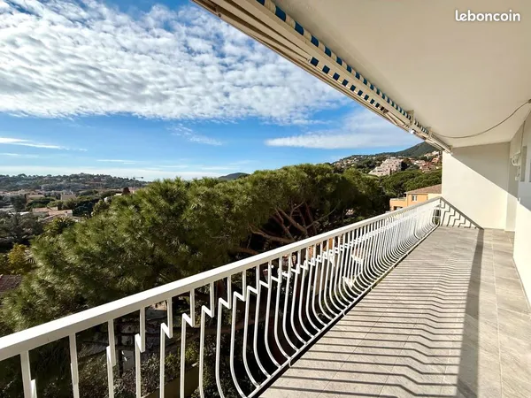 CAVALAIRE SUR MER, Secteur LES VIVARDS, CADRE VERDOYANT, CALME ABSOLU, 3PIECES, 61m2, TERRASSES EXPO