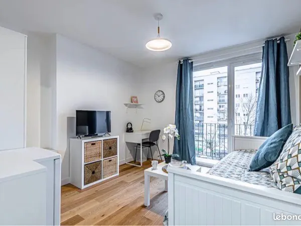 Chambre en colocation meublée avec balcon