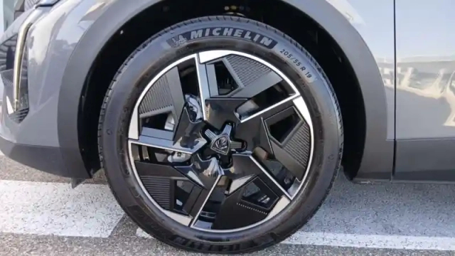 Peugeot 408 hybrid 145 e-dcs6 — photo 92