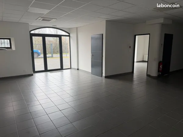Local pro 135 m2 + parking