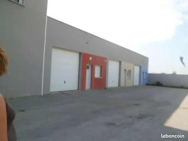 Entrepot Corps-Nuds 140 m2