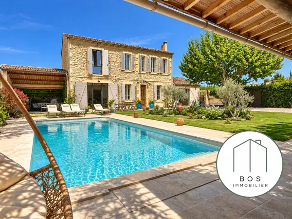 Bastide en pierres avec piscine
