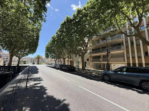 Appartement T4 de 110 m2 dans un quartier le plus proche de la gare avec ascenseur et place de parki