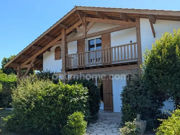 Maison de 165m2 rénovée sur terrain arboré de 1 300 m², avec piscine sans vis à vis.(Vente à moyen /