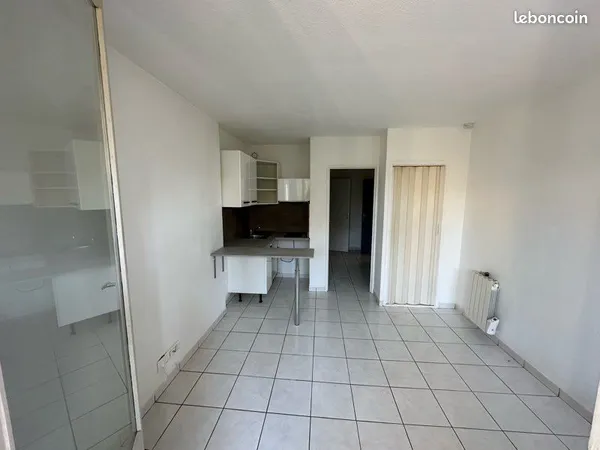 Studio 21 m² vendu loué - Terrasse, parking, cave - Fr
