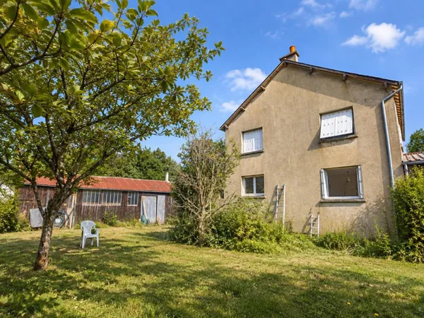 Une maison familiale, de l'espace et deux belles dépendances