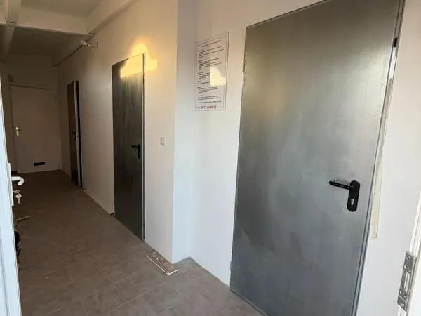 Box 7-10 m² avec électricité - Marseillan-Plage