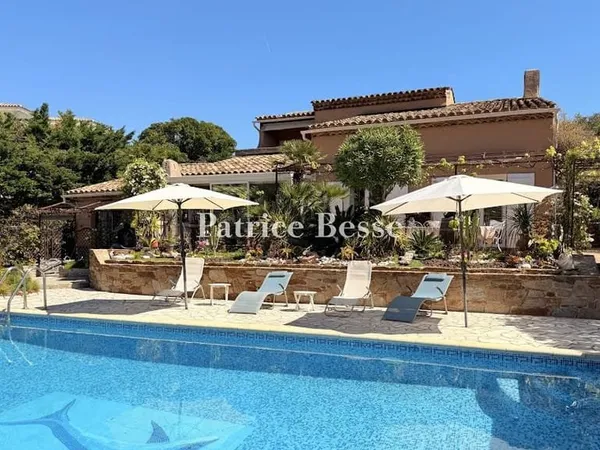 Maison 8 pièces 215 m²