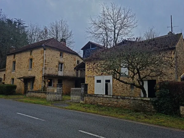 Dpt Lot (46), à vendre maison P6 de 124 m² avec dépendances 118 m² sur terrain de 820 m²