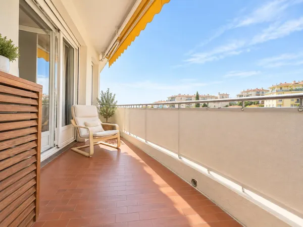 Bel appartement 3 pièces, terrasse à Nice Fleurs