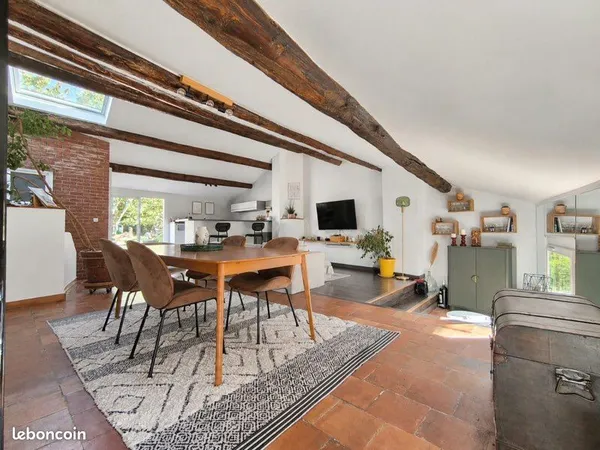 Maison de ville rénovée de 188 m² avec terrasse de 40 m² à Corneilhan