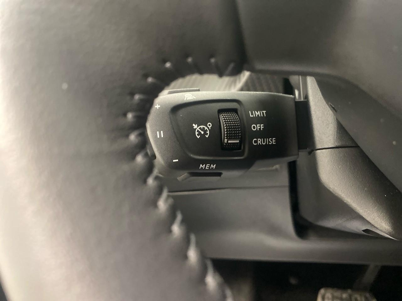 Peugeot 2008 hybrid 136 e-dcs6 allure — photo 18