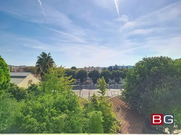 Antibes hyper centre 4 pièces en étage élevé et traversant