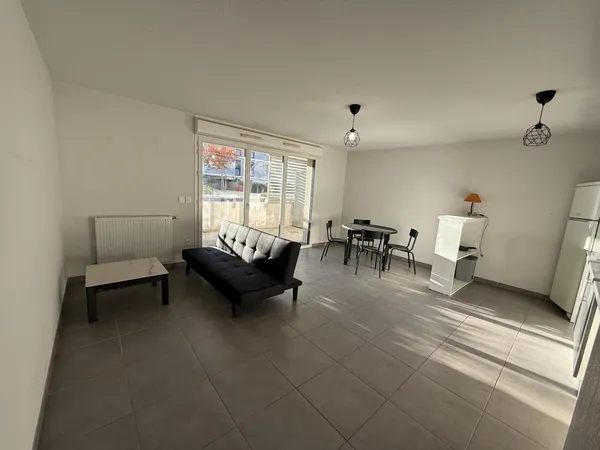 Grand appartement T3 - PLACE DE L'ORMEAU - MONTAUDRAN 3