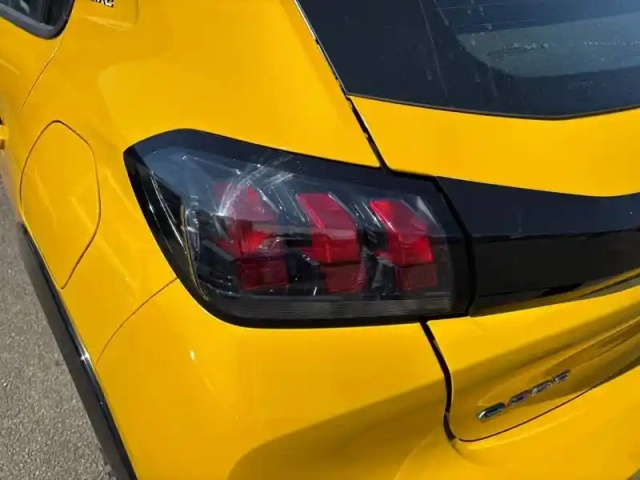 Peugeot 208 electrique 50 kwh 136ch — photo 17