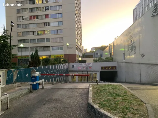 VENTE Parking PORTE DE CHOISY sécurisé (maitre chien 24H/24 avec PCS)