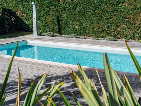 Une maison aux beaux volumes, un extérieur propice à la détente