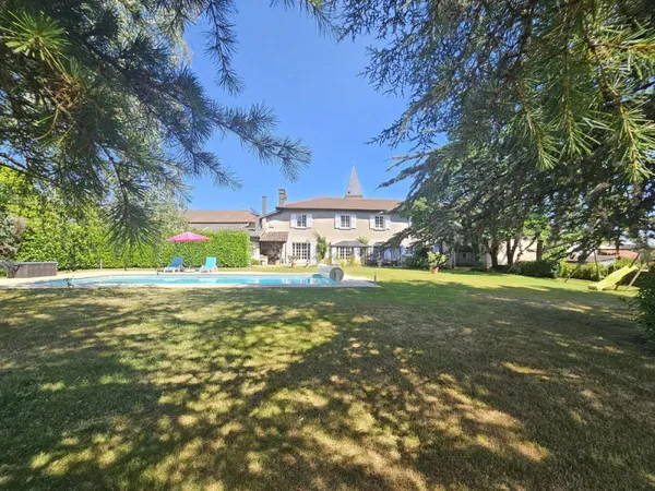 Propriété de caractère 293m2 - Jardin 4800m2 avec piscine - Annexes 330m2