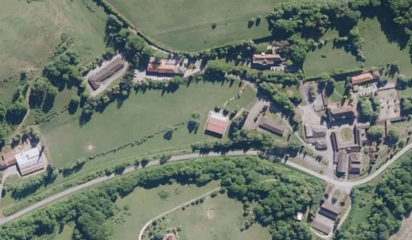 70000-Haute-Saône Domaine avec château et ses annexes. Terrain 7 hectares