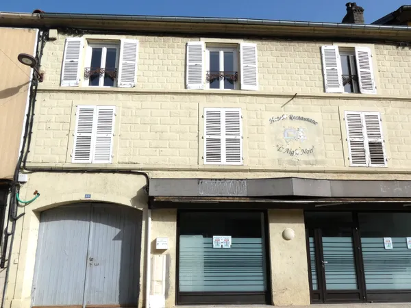 JUSSEY - Immeuble de rapport avec local commercial, 8 appartements et dépendances