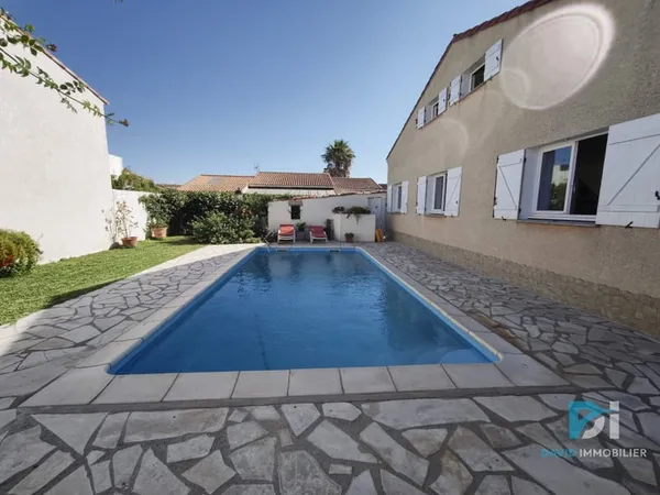 Un véritable cocon familial avec piscine au coeur de Vias