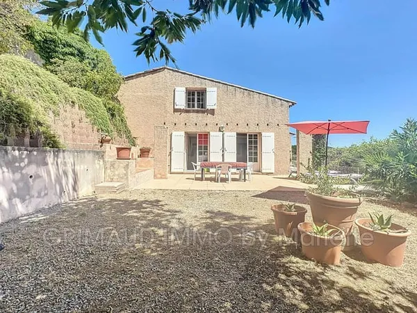 À deux pas du village, maison avec vue panoramique sur la mer