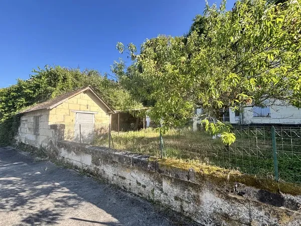 MAISON DE VILLAGE A RENOVER