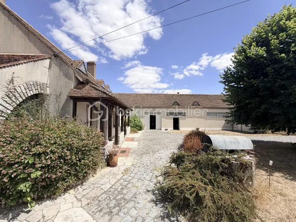 MAISON AVEC NOMBREUSES DEPENDANCES