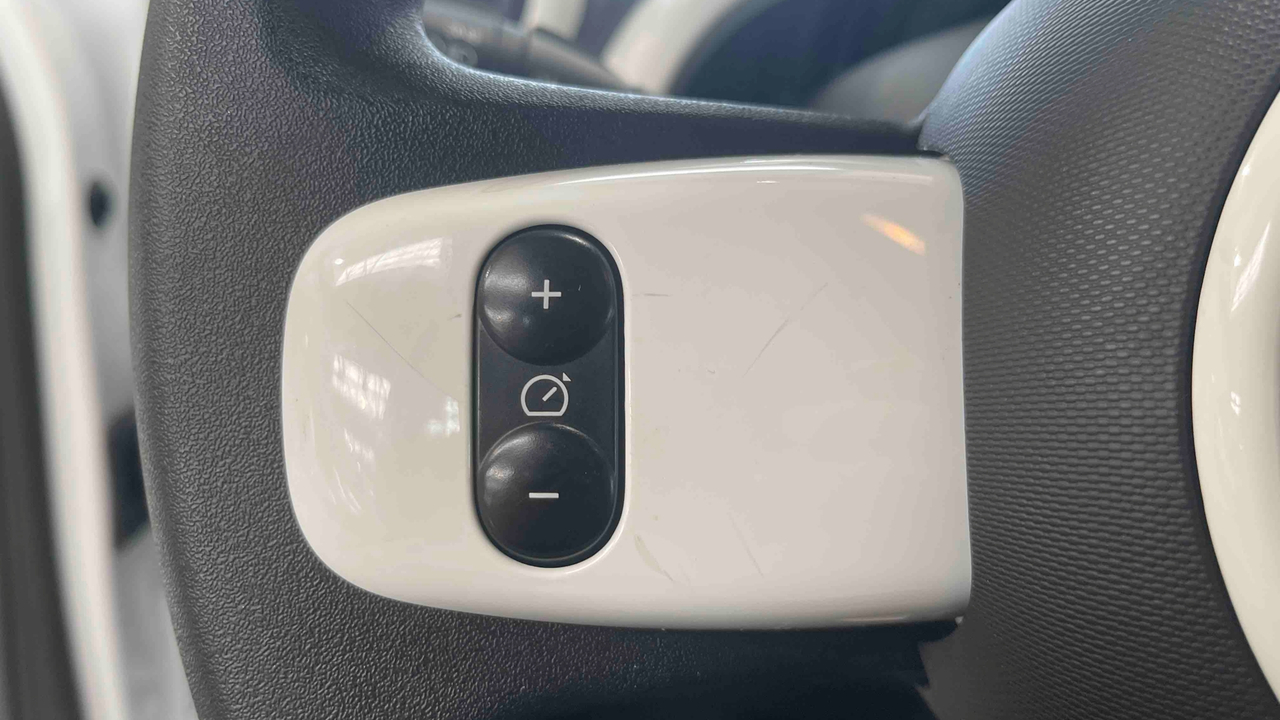 Renault Twingo III E-Tech — photo 20