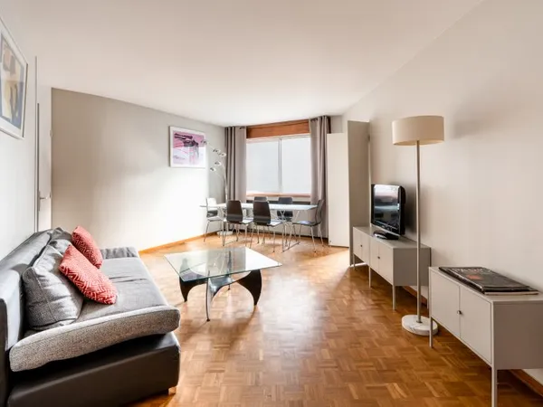 Vends appartement 2 pièces lumineux en étage élevé , Bir Hakeim - Paris 15ème
