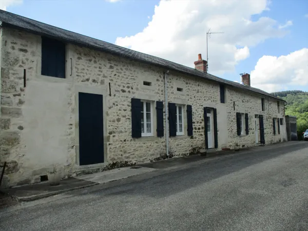 MORVAN / VILLAPOURCON : MAISON DE STYLE LONGÈRE AVEC DÉPENDANCES ET JARDIN