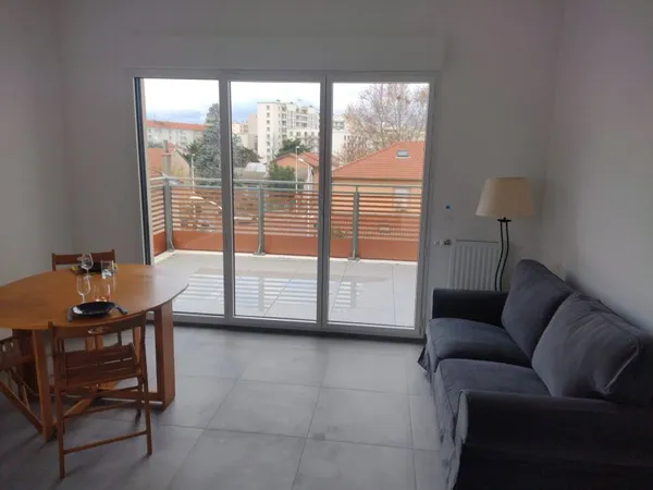 Loue appartement 49m² T2 quartier des Hôpitaux et boîtes à colle